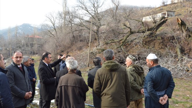 Şemdinli Kaymakamı Ateş toprak kaymasının yaşandığı bölgelerde incelemede bulundu