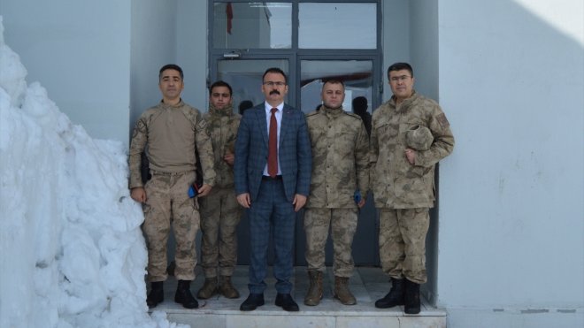 Şemdinli Kaymakamı Ateş üs bölgesindeki askerleri ziyaret etti