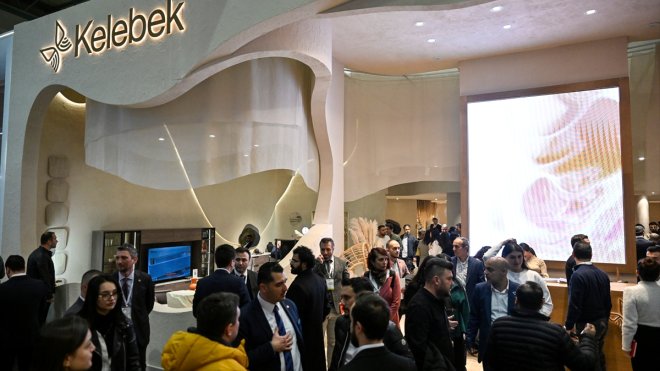 Tasarımcı Karim Rashid, İstanbul Mobilya Fuarı'nda Kelebek Mobilya standında hayranlarıyla buluştu