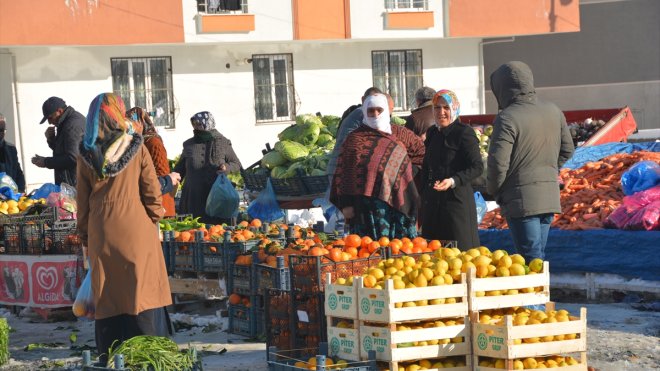 Tatvan'da açılan semt pazarı ilgi görüyor