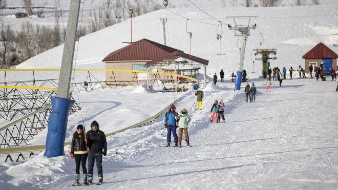 Meşe ormanıyla çevrili Ovacık Kayak Merkezi birçok ilden kayak tutkunlarını ağırlıyor