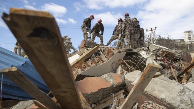 Tunceli'de polis ve jandarma enkazda arama kurtarma tatbikatı yaptı