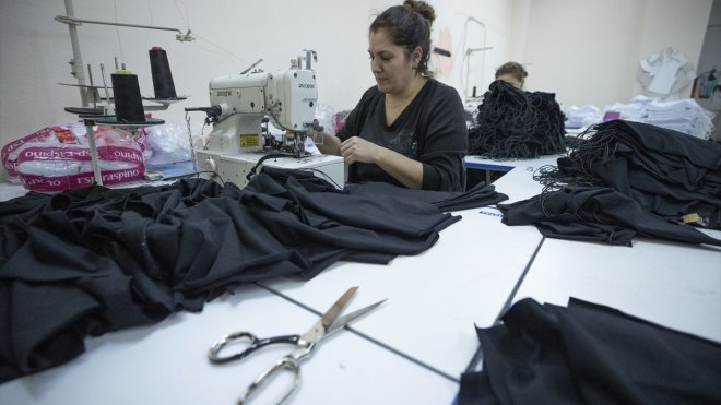 Tunceli'deki tekstil atölyesinde kadınlar elbise ve çanta üreterek kazanç elde ediyor