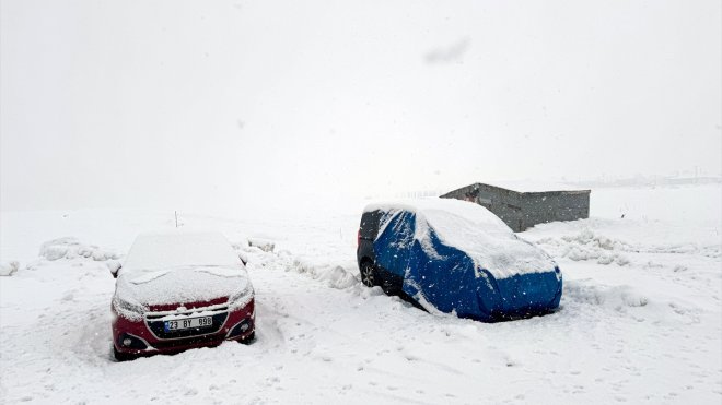 Tunceli ve Erzincan'da kar yağışı etkili oluyor