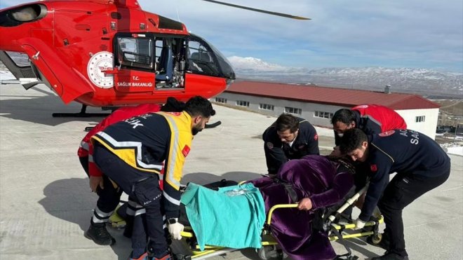 Van'da ambulans helikopter hamile kadın için havalandı