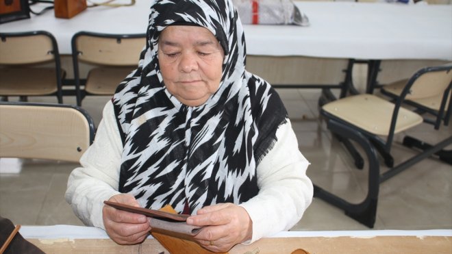 Van'da belediye kursunda öğrendikleri deri işleme kadınların mesleği oldu