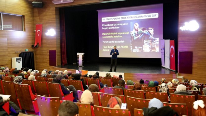 Van'da "Lider Öğretmen" konulu söyleşi düzenlendi