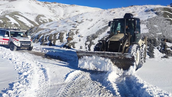 Van'da yolu kardan kapanan mahallede rahatsızlanan kadını ekipler hastaneye ulaştırdı