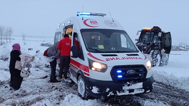 Van'da yolu kardan kapanan mahallelerdeki hastaların yardımına belediye ekipleri yetişti