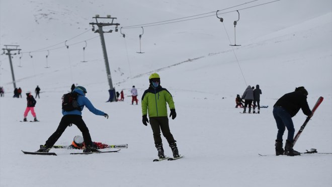 Van'daki Abalı Kayak Merkezi'nde yoğunluk yaşanıyor