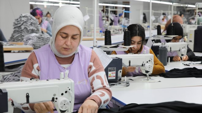 VAN - Devlet desteğiyle kurulan tekstil fabrikası kadınlara ekmek kapısı oldu1