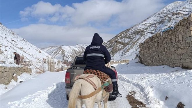 Van'da elektrik arıza ekibi, kesinti olan bölgeye atlarla ulaştı