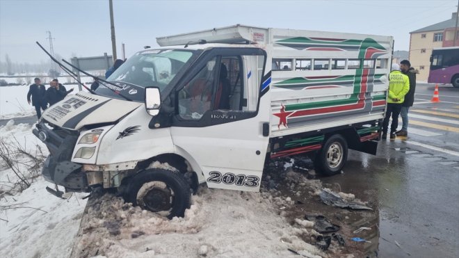 VAN - Kamyonet ile hafif ticari aracın çarpıştığı kazada 7 kişi yaralandı1