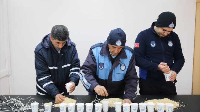 Muradiye'de hayvanlar için doğaya yem bırakıldı