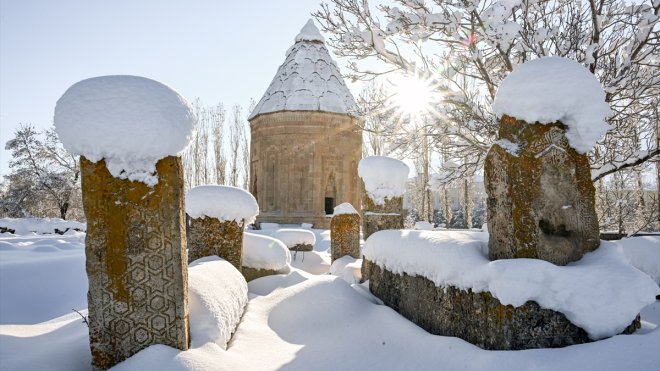 VAN - Selçuklu Mezarlığı karla kaplandı1