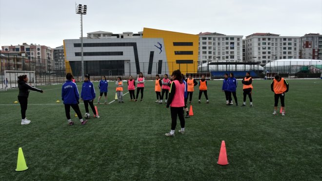 Üst ligleri hedefleyen Vanlı kız futbolcular, milli takım hayali kuruyor