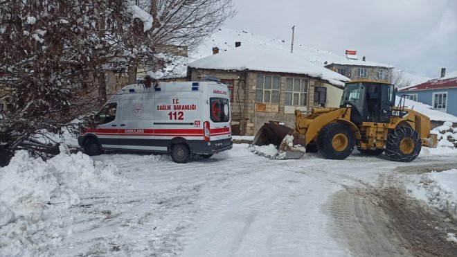 Van'da yolu kardan kapanan mahallede rahatsızlanan kadın hastaneye ulaştırıldı