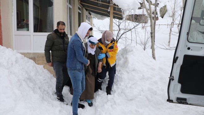 Van'da yolu kardan kapanan mahalledeki hasta, ekiplerin çalışmasıyla hastaneye ulaştırıldı