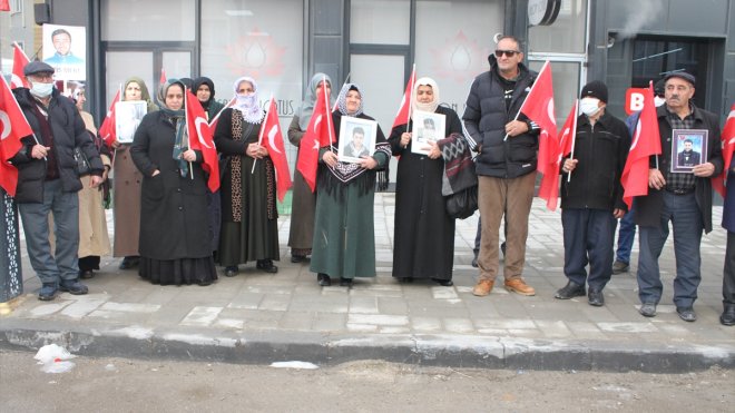 Vanlı aileler DEM Parti İl Başkanlığı önündeki eylemlerini sürdürdü1