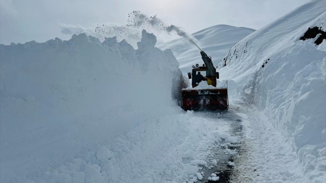Yüksekova'da karla mücadele çalışmaları devam ediyor