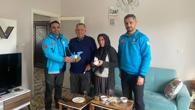 Van UMKE görevlileri enkazdan kurtardıkları Kılıç'ı Adıyaman'daki evinde ziyaret etti