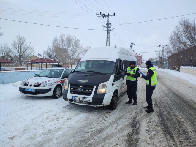 Ağrı'da jandarma ekipleri kazaları önlemek için araç denetimi yapıyor