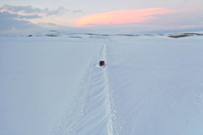 - hastaneye çalışma yolu kapanan sonucu Kardan AĞRI saatlik ulaştırıldı 6 rahatsızlanan kadın mezrada 6
