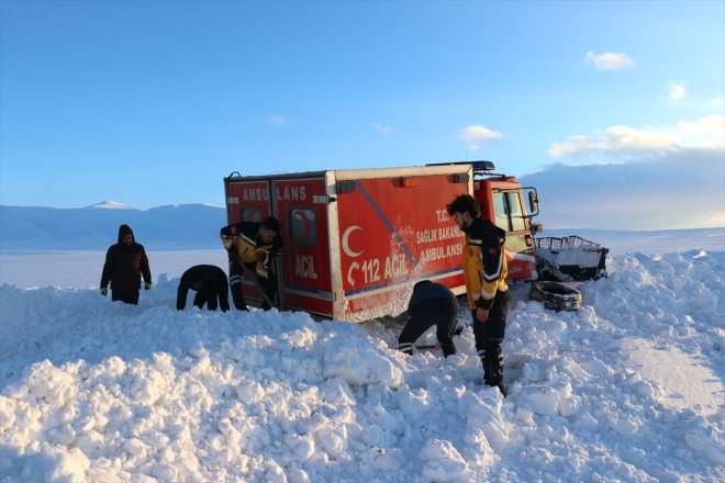 rahatsızlanan 6 sonucu AĞRI saatlik Kardan kadın - ulaştırıldı kapanan yolu hastaneye mezrada çalışma 7