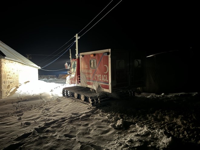 kapanan AĞRI kadın yolu Kardan - hastaneye ulaştırıldı rahatsızlanan 6 sonucu mezrada çalışma saatlik 8
