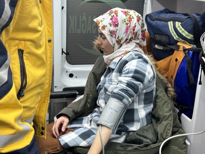 AĞRI 6 mezrada rahatsızlanan yolu Kardan - kadın sonucu kapanan ulaştırıldı çalışma saatlik hastaneye 10