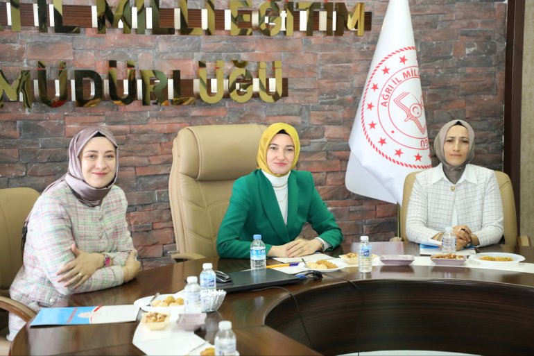 Ağrı Valisi ve eşi hayatlara dokunuyor1