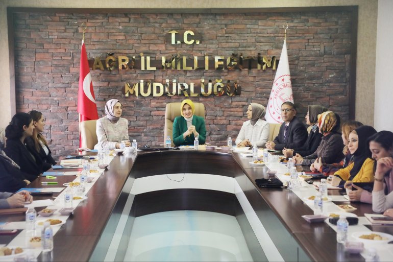 Ağrı Valisi ve eşi hayatlara dokunuyor4