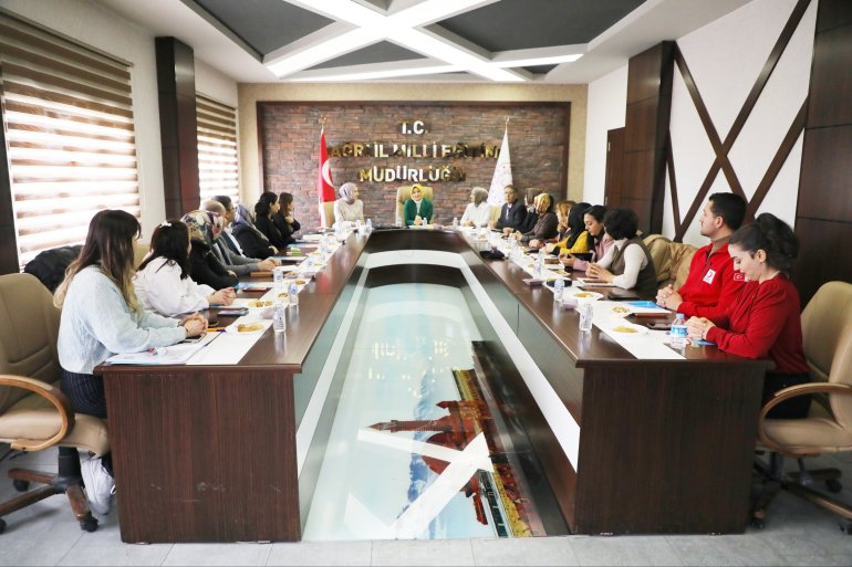 Ağrı Valisi ve eşi hayatlara dokunuyor5