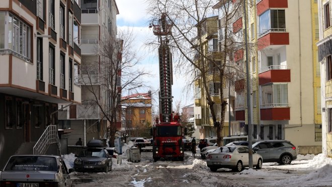 ARDAHAN - Çatılardaki buz ve kar kütleleri itfaiye ekiplerince temizleniyor1