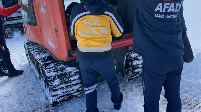 Ardahan'da ekipler yolu kardan kapanan köydeki hasta bebek için seferber oldu