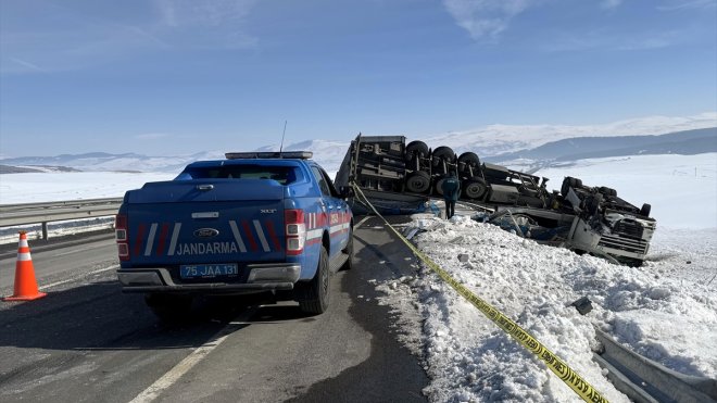 Ardahan'da devrilen tırın sürücüsü yaralandı