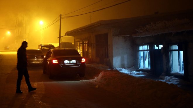 Sıcaklığın gece eksi 33'e düştüğü Ardahan Çıldır'da hayat dondu