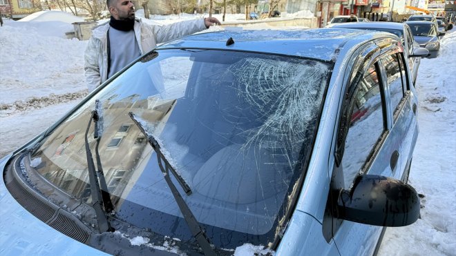 Ardahan'da üzerine kar kütlesi düşen otomobilde hasar oluştu