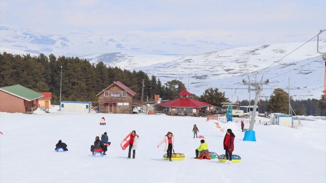 Ardahanlı öğrenciler Yalnızçam Kayak Merkezi