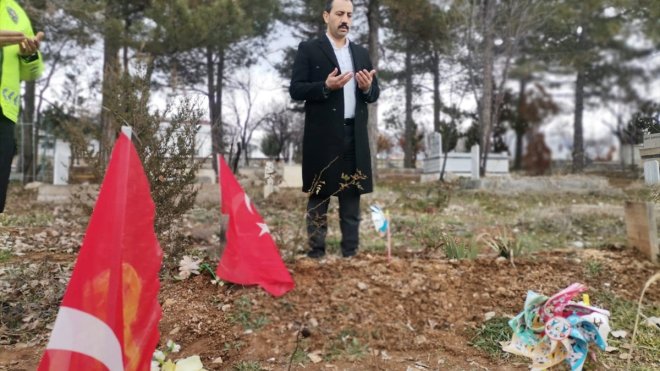 Baskil Kaymakamı Kundakçı, depremde hayatını kaybedenlerin mezarlarını ziyaret etti