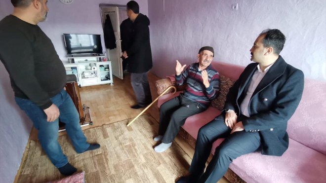 Baskil Kaymakamı Kundakçı köy ve mezralardaki hastaları ziyaret etti