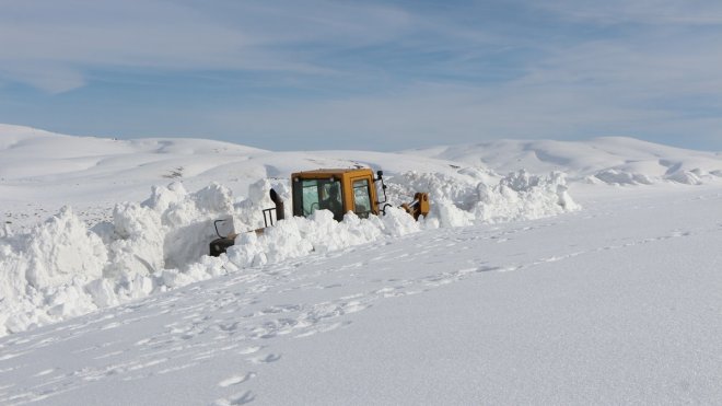 Bingöl'de ekipler metrelerce yükseklikteki karla mücadele ediyor