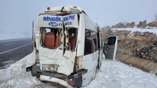 Bingöl'de minibüs ile hafif ticari aracın çarpıştığı kazada 7 kişi yaralandı