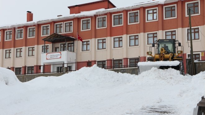 BİNGÖL - Karlıova Belediyesince okul yolları ve okul bahçeleri kardan temizleniyor1