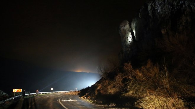 Bitlis-Baykan kara yolunda heyelan