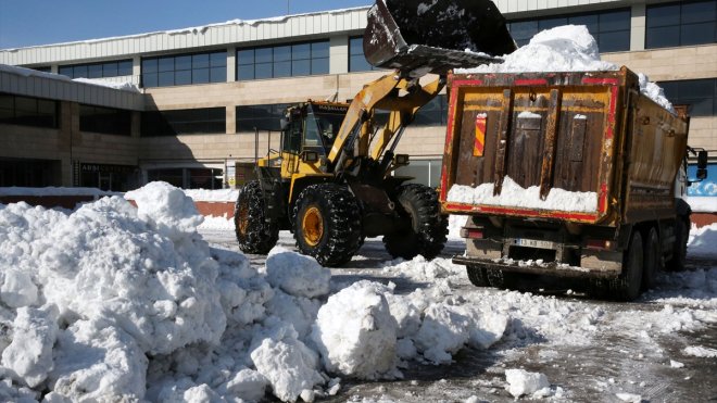 Bitlis'te cadde ve sokaklarda biriken kar kamyonlarla kent dışına taşınıyor