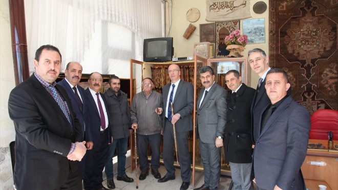 Bitlis Defterdarı Öztürk Ahlatlı baston ustalarını ziyaret etti