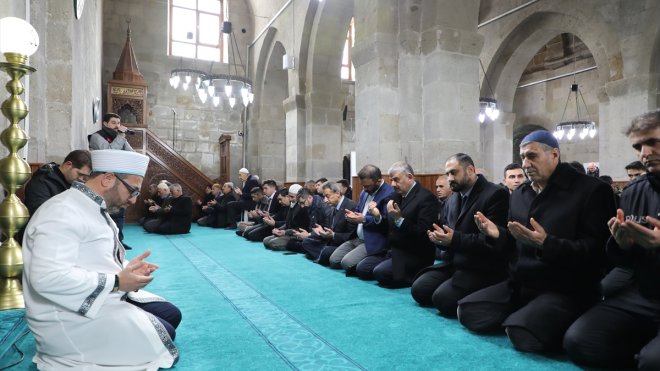 BİTLİS - Depremde hayatını kaybedenler için mevlit okutuldu1