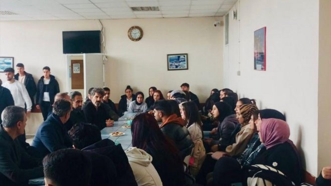 Bitlis Eren Üniversitesi Rektörü Elmastaş, Adilcevaz'da öğrencilerle buluştu