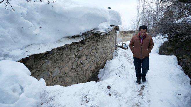 Bitlis'in toprak damlarında köylülerin kar mesaisi